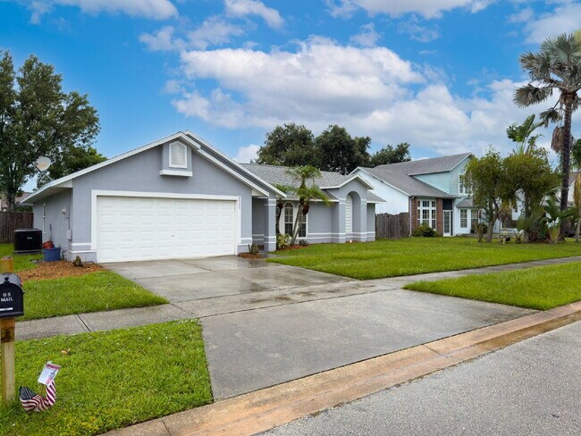 Building Photo - Spacious 3/2 with split plan and large fenced yard!
