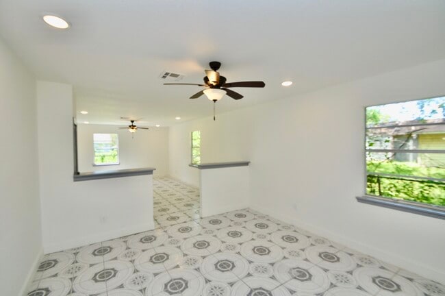 Building Photo - 10610 Fleming Dr