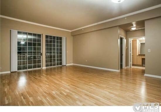 Foto de cocina con isla. Con dirección hacia el sur. - 3515 Cedar Springs Rd