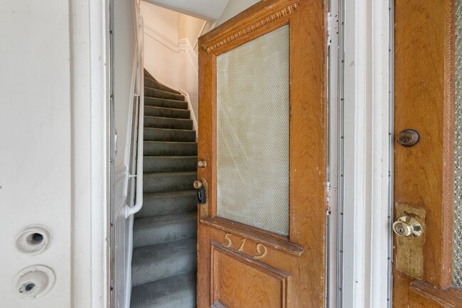 Building Photo - Remodeled pet friendly 1BR w/ shared roof deck, new kitchen, laundry