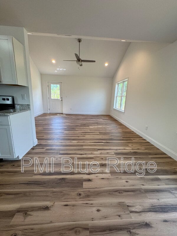 Foto del edificio - 380 Quinn Hill Ln
