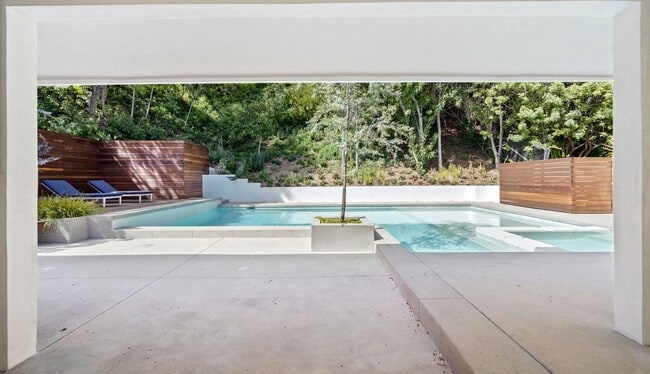 Building Photo - 16105 Clear Oak Dr