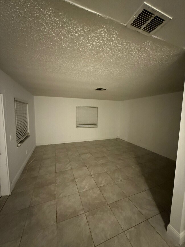 Foto del edificio - 853 SW 9th Ct