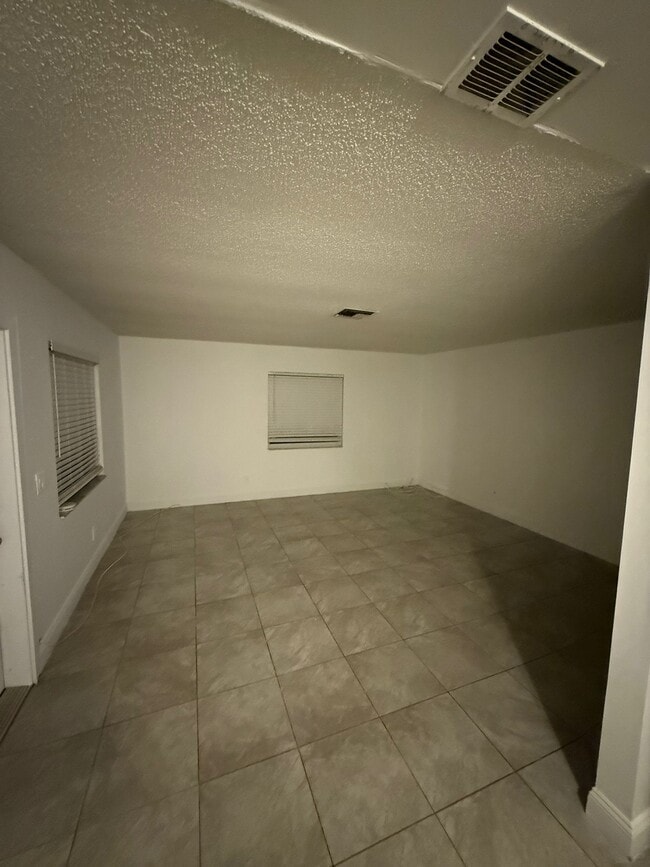 Building Photo - 853 SW 9th Ct