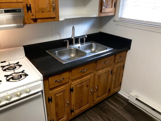 Photo - Can't beat this price- walk to the Fan and... Apartment