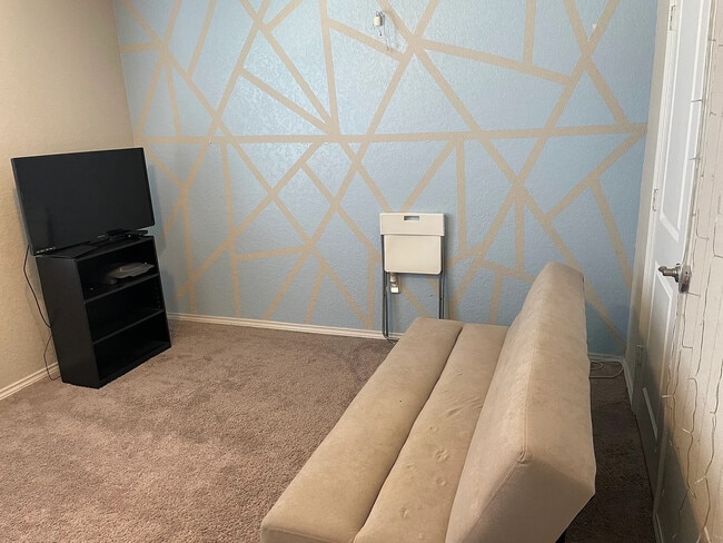 Building Photo - Room in House on Ashworth Blvd