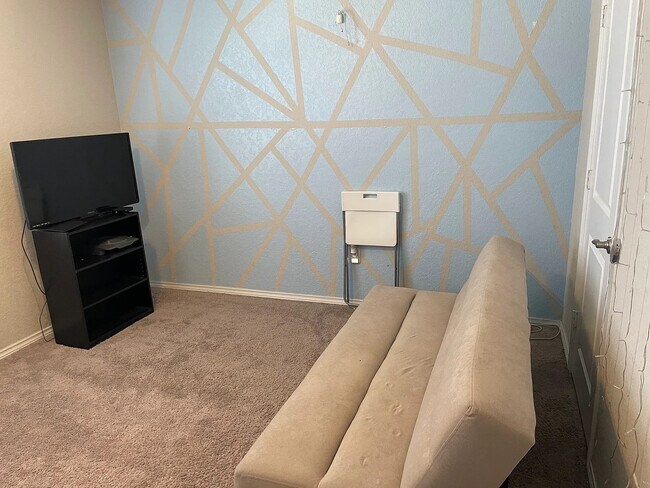 Foto del edificio - Room in House on Ashworth Blvd