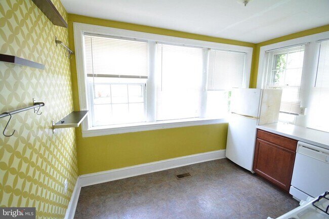 Building Photo - 504 W Coulter St