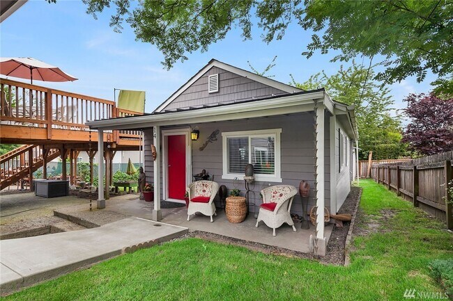 Entry - 14 19th Ave