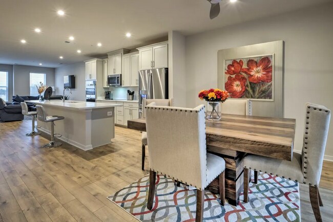 Building Photo - Luxury 3BR/2.5BA Condo w/ Balcony and Rooftop Terrace & Garage – Walk to One Loudoun