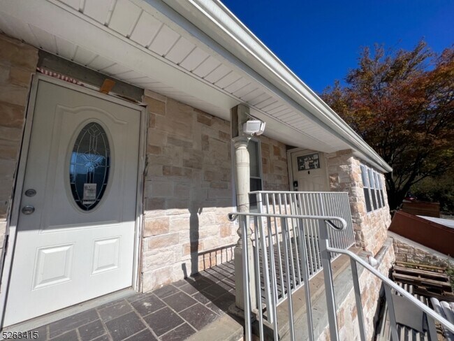 Building Photo - 94 Garside Ave