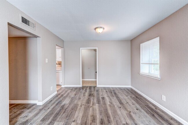 Building Photo - 521 Spring Dr
