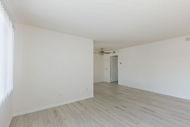 Building Photo - 7233 Loma Verde Ave