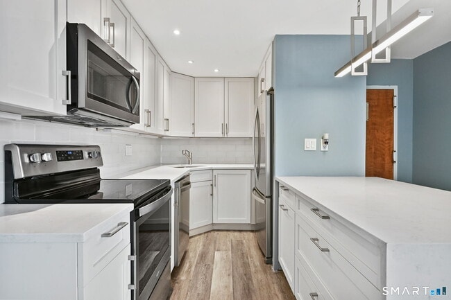 Foto del edificio - 60 Strawberry Hill Ave