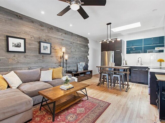 Building Photo - In the Heart of Highlands 2 Bedroom 1 Bath Row Home!
