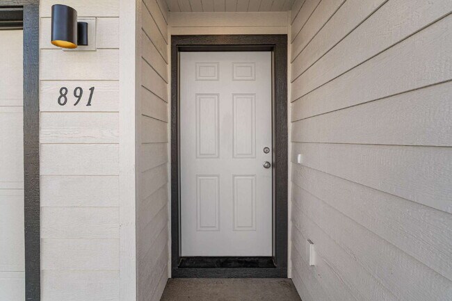 Building Photo - 891 SE Starview-