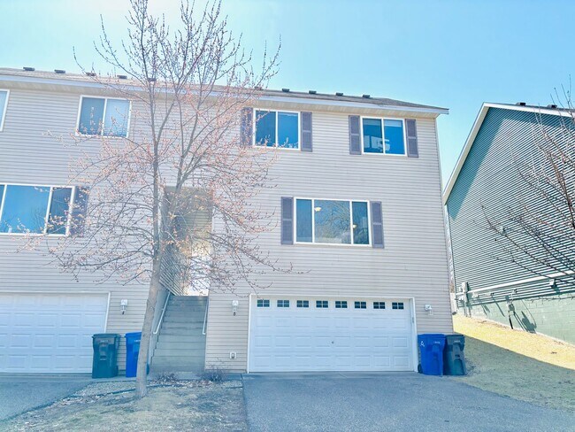 Building Photo - Updated 3bed 3bath End Unit Townhome w’Great Views