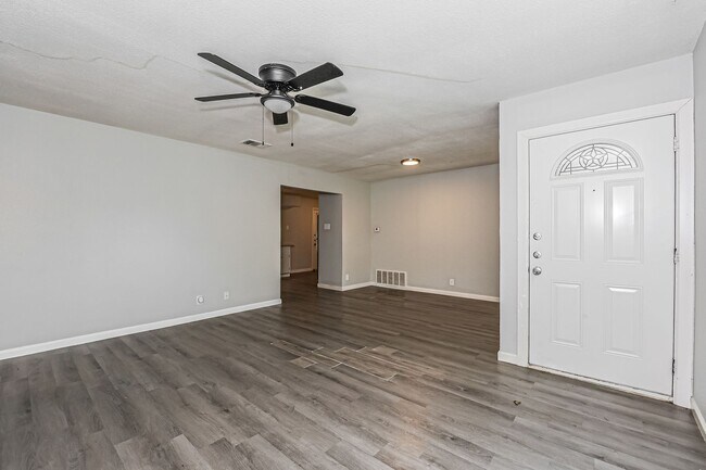 Building Photo - 3 BR/1BA | Updated Single Family Home | 1-Car Garage  | Large Backyard!