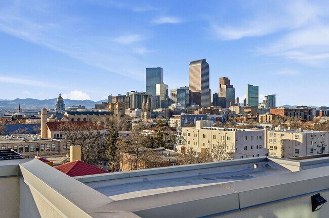 Foto del edificio - Secure 1 bed 1 bath with covered parking & free internet!!