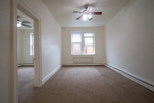 Building Photo - 624 8th St