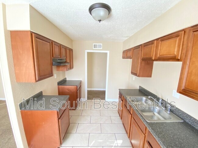 Building Photo - 597 Leavert Ave