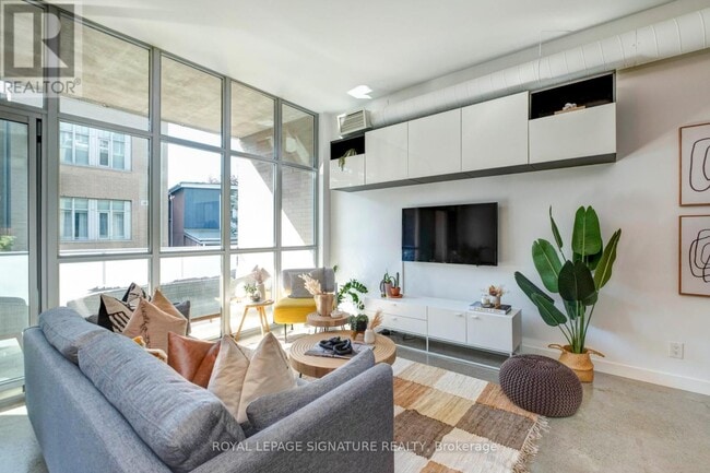 Building Photo - 52 Sumach St