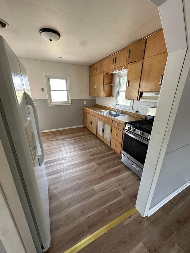 Building Photo - Updated 2 bedroom home!