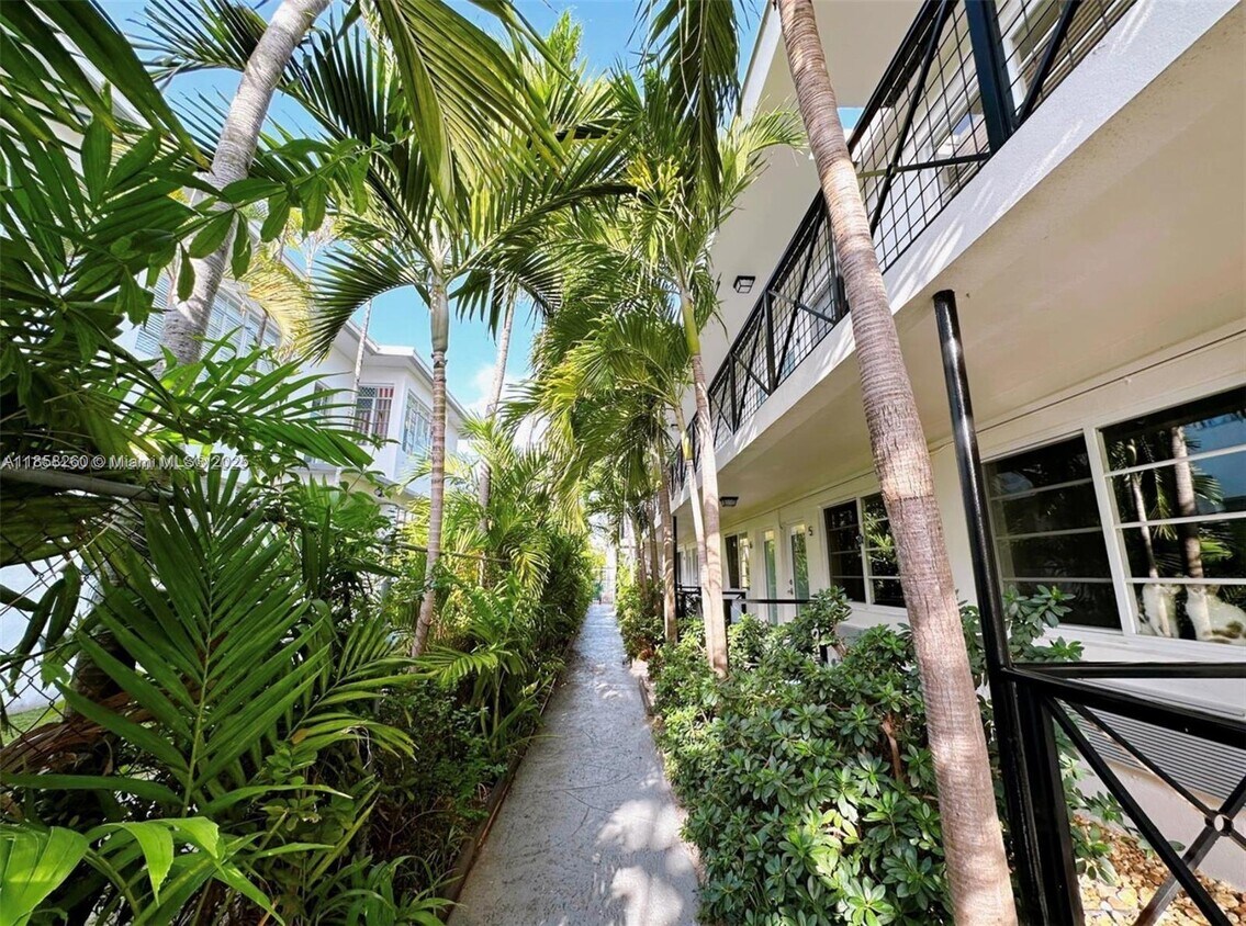 Foto principal - 7315 Byron Ave