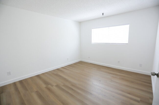 Building Photo - 4452 Ensign Ave