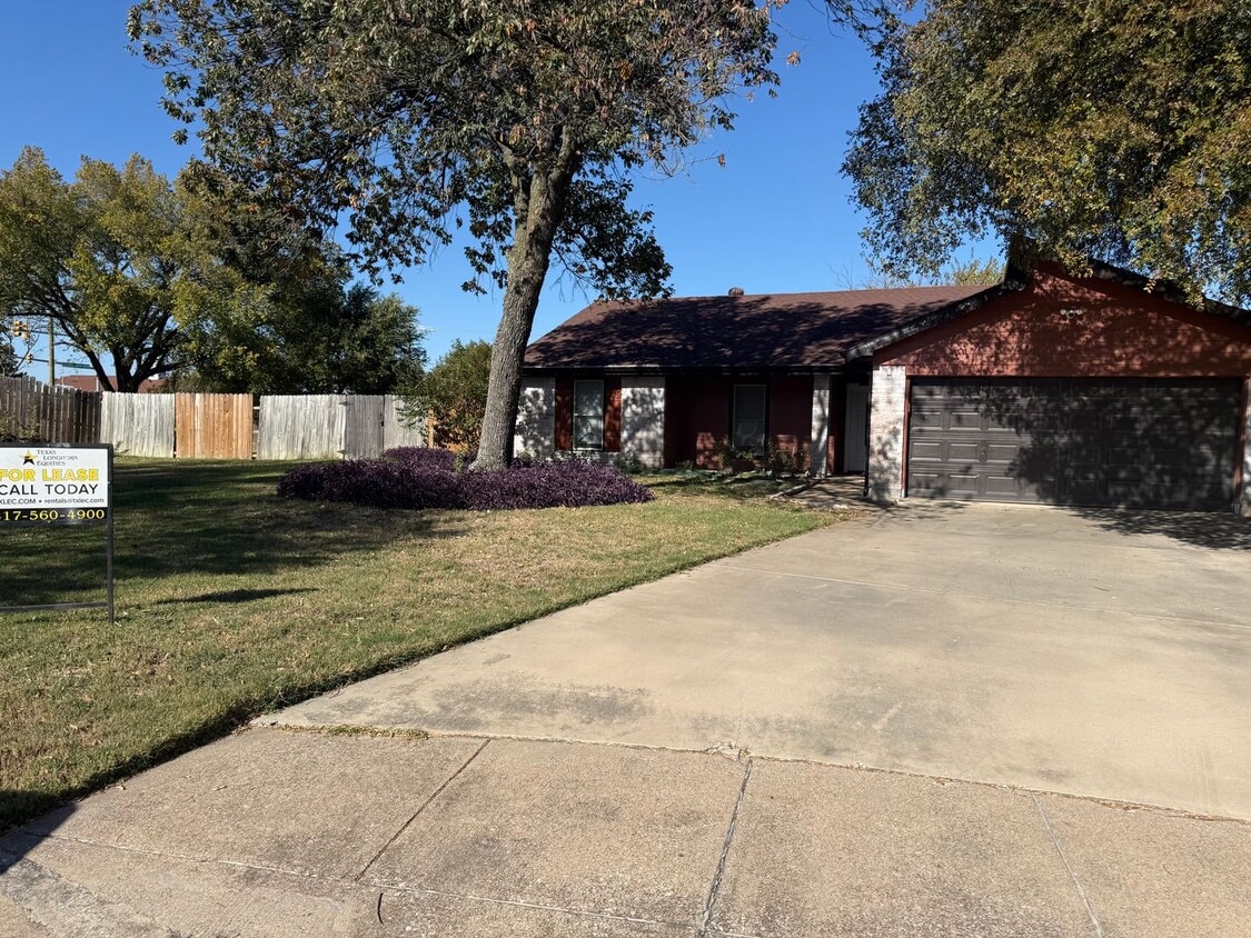 Foto principal - Brick 4 bed 2 bath 2 car Garage & Mature t...