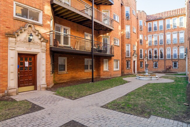 Building Photo - 1646 W Greenleaf Ave
