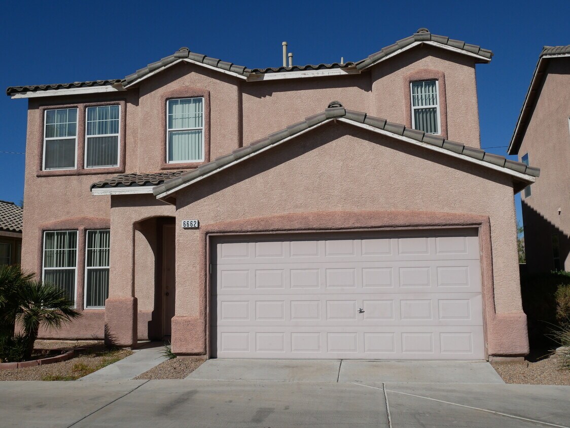 Foto principal - Quaint and quiet home in a gated community...