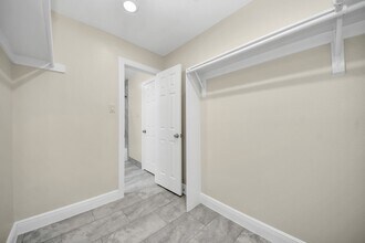 Building Photo - 7066 Villa Dr
