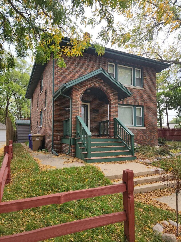 7029 35th Ave Unit Upper, Kenosha, WI 53142 Room for Rent in Kenosha