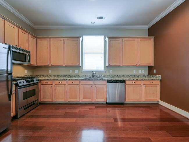 Foto del edificio - Two Bedroom, 2.5 Bath Gated Condo, blocks ...