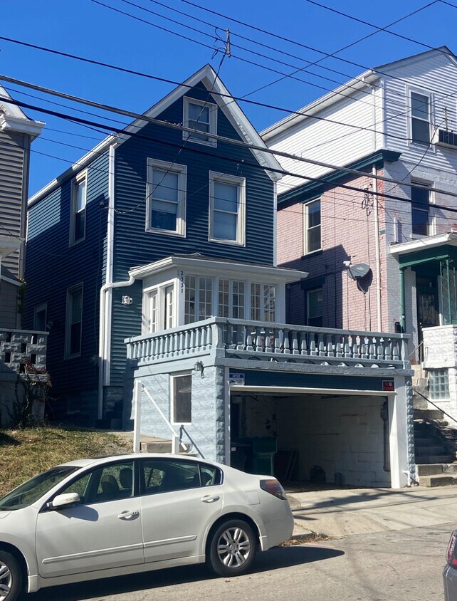 2 car garage - 2331 Victor St