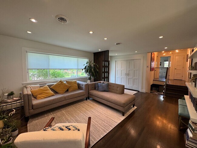 Building Photo - Impressive 4 Bed 3 Bath Home On A Large Pr...