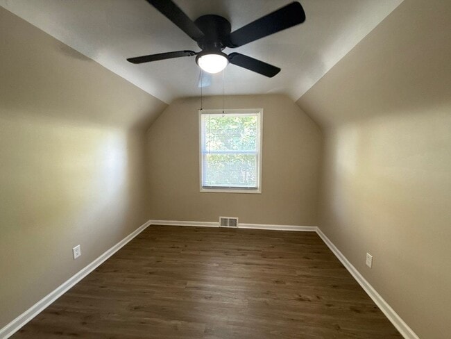 Foto del edificio - This beautifully updated 3-bedroom, 1-bath...