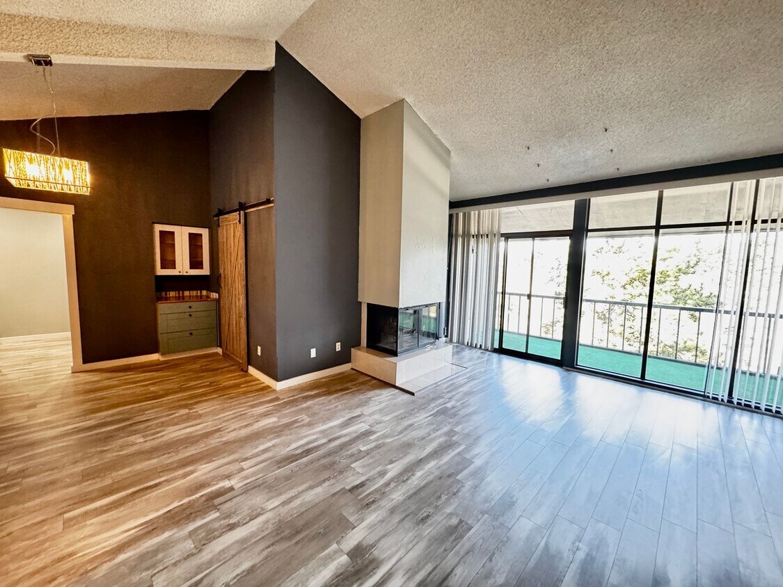 Foto principal - Must See Sixty-01 Village Unit with $500 M...