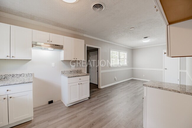 Building Photo - $200 OFF THE FIRST FULL MONTH