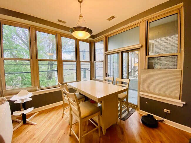 Foto del edificio - 3113 W Lawrence Ave