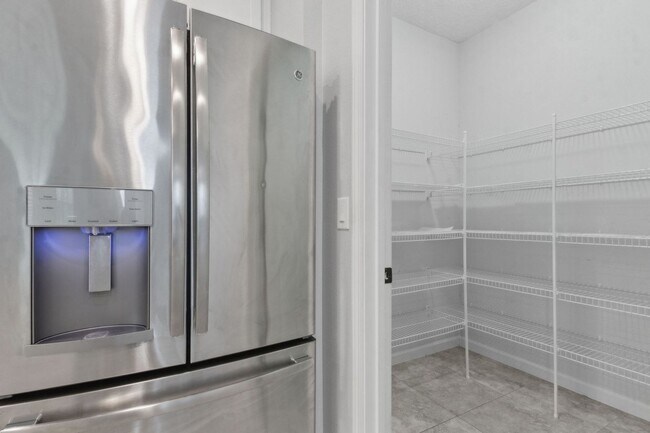 Foto del edificio - Spacious 4-Bedroom Home in Amelia Walk wit...