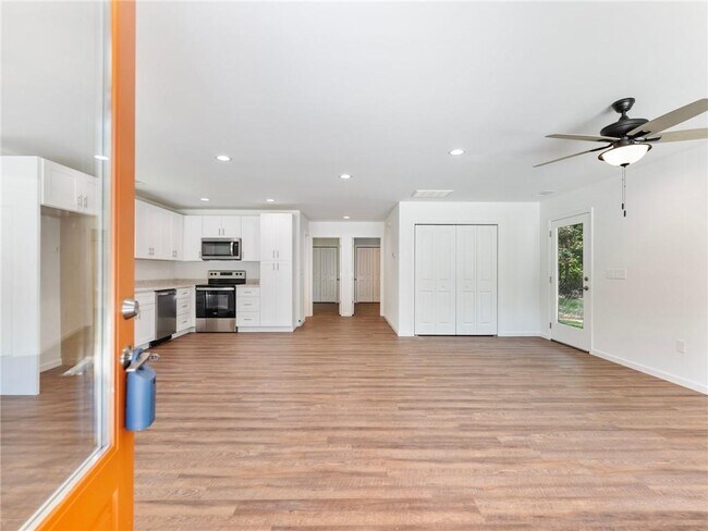 Foto del edificio - 8083 Beachwood Dr