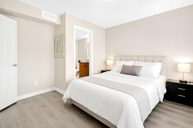 chambre 3 avec lit queen - 815 Mikinak Rd