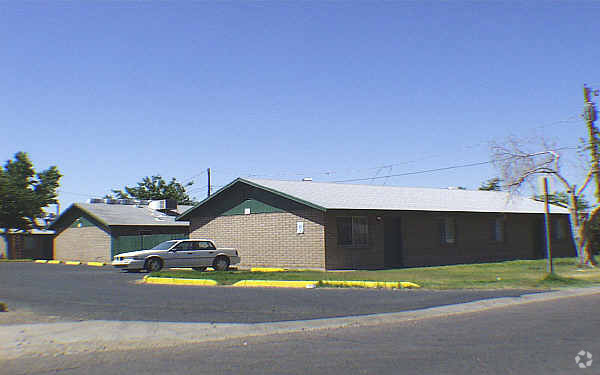 Primary Photo - 1621 W Desert Cove Ave