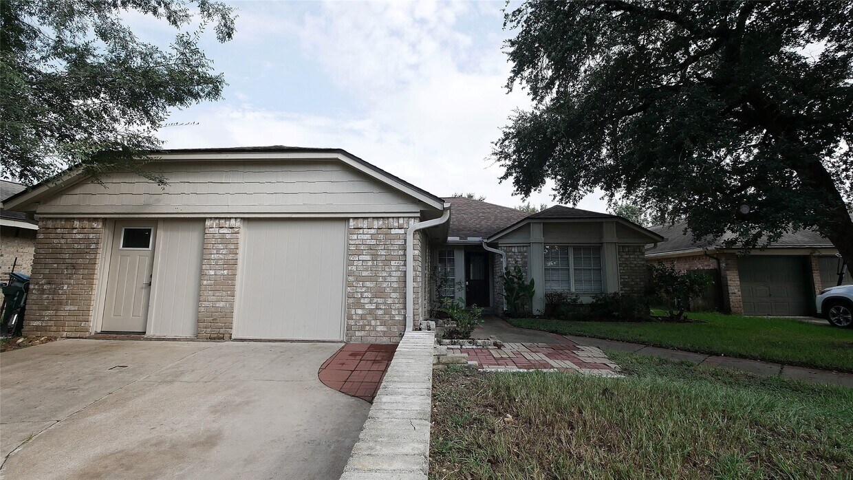 Foto principal - 22014 Grand Forks Dr