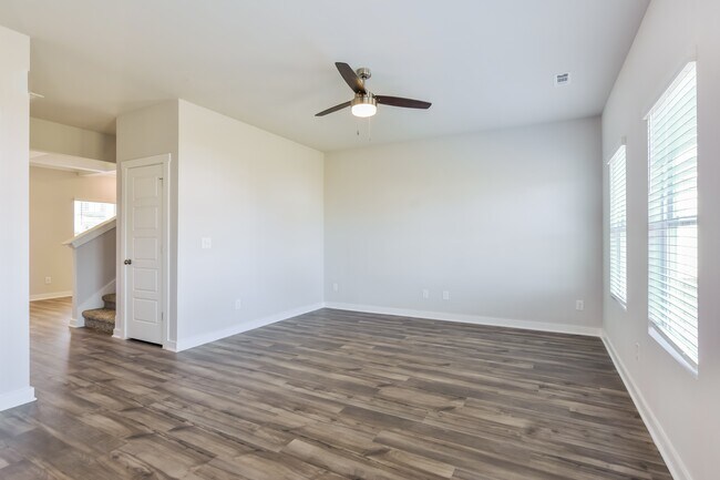 Foto del edificio - 26271 Vly Rdg Rd NW