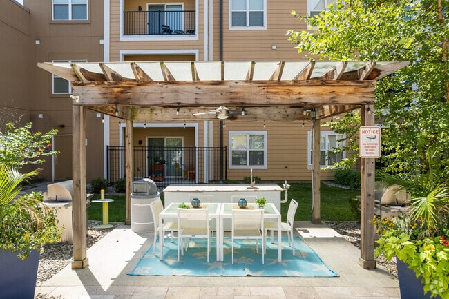 Outdoor Kitchen/ Pergula - Vanguard Heights
