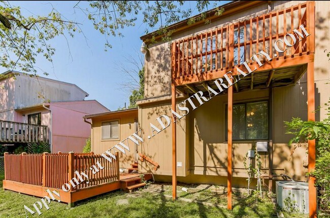 Building Photo - Beautiful 2 Bed 3 Bath Townhome in KCK-Ava...