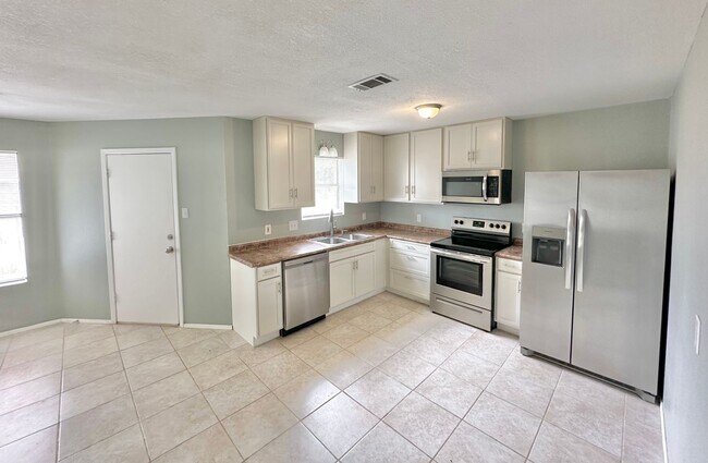 Foto del edificio - Modern Comfort in a Spacious 4BR Home